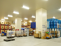 冷蔵倉庫内 冷蔵倉庫内